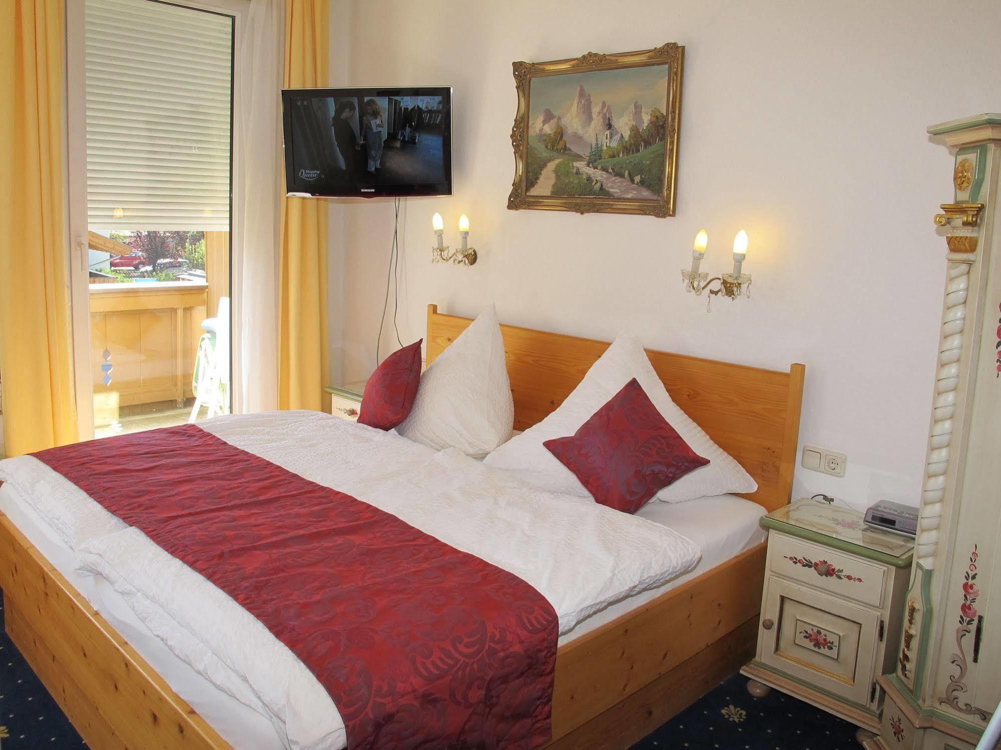 Hotel Garni Almenrausch Und Edelweiss Garmisch-Partenkirchen Exteriör bild